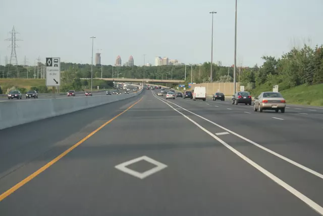 加拿大:在加拿大的高速公路上,有给2个或2个以上乘客的车辆提供的专用车道Car Pool Only,地面上一般有菱形标志。