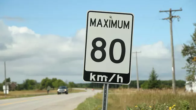 加拿大:一般而言,高速限速80-100km/h,郊外限速80km/h,市区限速50km/h,如街区内有学校,限速则是30 km/h。