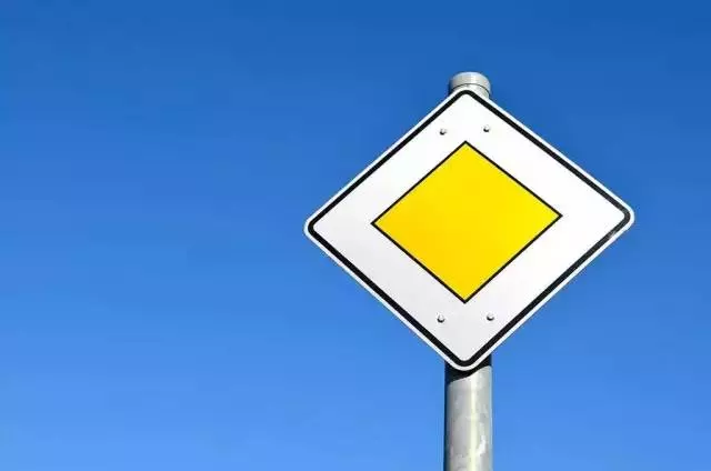丹麦:先行权标志表示车辆在此路段拥有先行权,即可以忽略其他路口的车辆,他们都会礼让此路上的车先行。