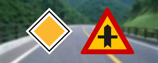 希腊:先行权标志表示车辆在此路段拥有先行权,即可以忽略其他路口的车辆,他们都会礼让此路上的车先行。