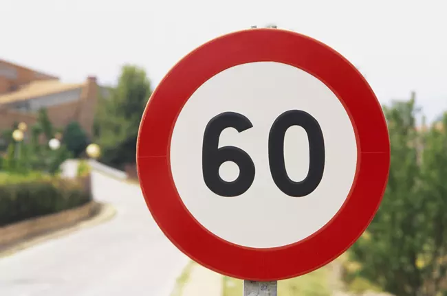 希腊:城市限速50 km/h,普通公路限速90~110 km/h,高速公路限速130 km/h,在能见度低或道路湿滑等情况下,限速可能会更严格,注意随时关注限速标志,超速罚款视情节严重程度而定。