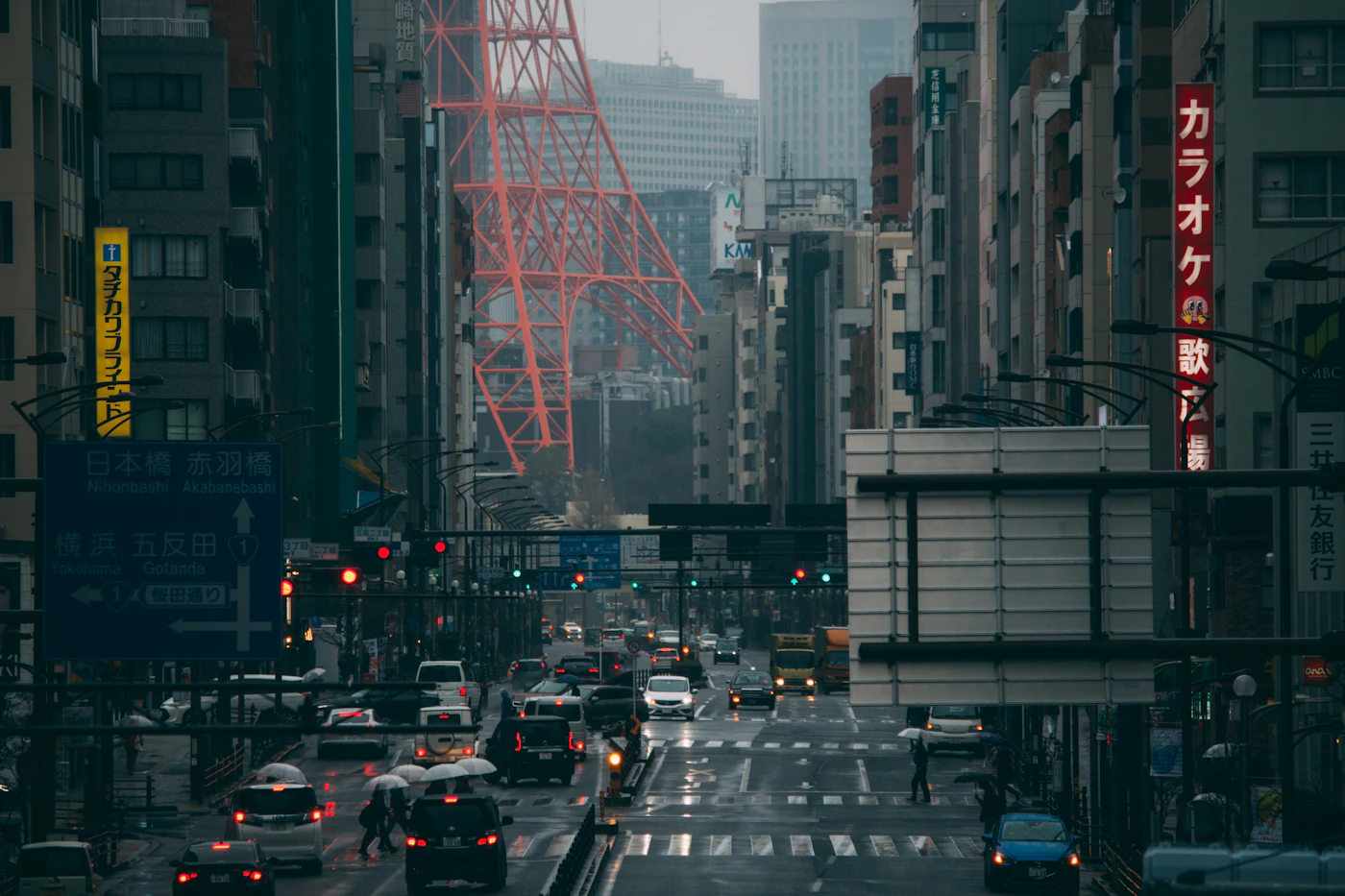 日本城市车流与高楼道路