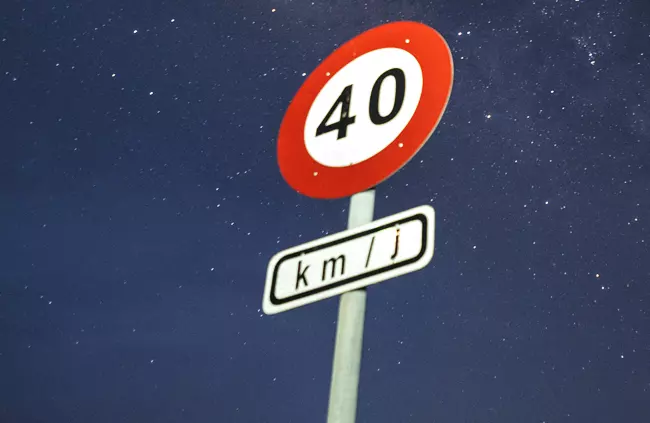 马来西亚:路遇限速标志,必须严格控制在其规定的速度内行驶。