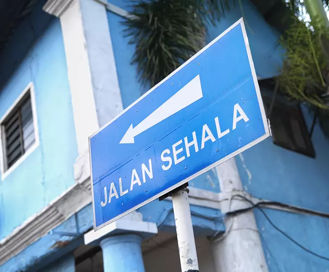 马来西亚:单行道的标志为“jalan sehala”,在市中心开车,特别是道路很窄的老城区,要特别注意单行线,如吉隆坡、马六甲、怡保、新山等主要城市,中心区都是满布着单行线,转入新的道路前要仔细确认。
