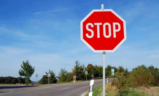西班牙:如在道路上看到STOP标志,所有车辆都必须停车3秒,即便路上无人无车也必须要停车,观察安全后才可能通过。