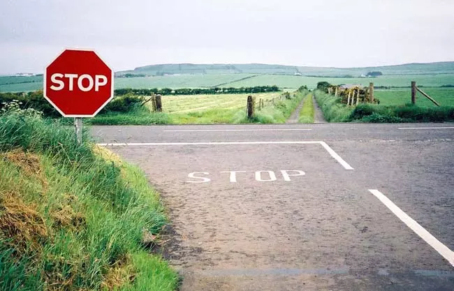 英国:如在道路上看到STOP标志,所有车辆都必须停车3秒,即便路上无人无车也必须要停车,观察安全后才可能通过。